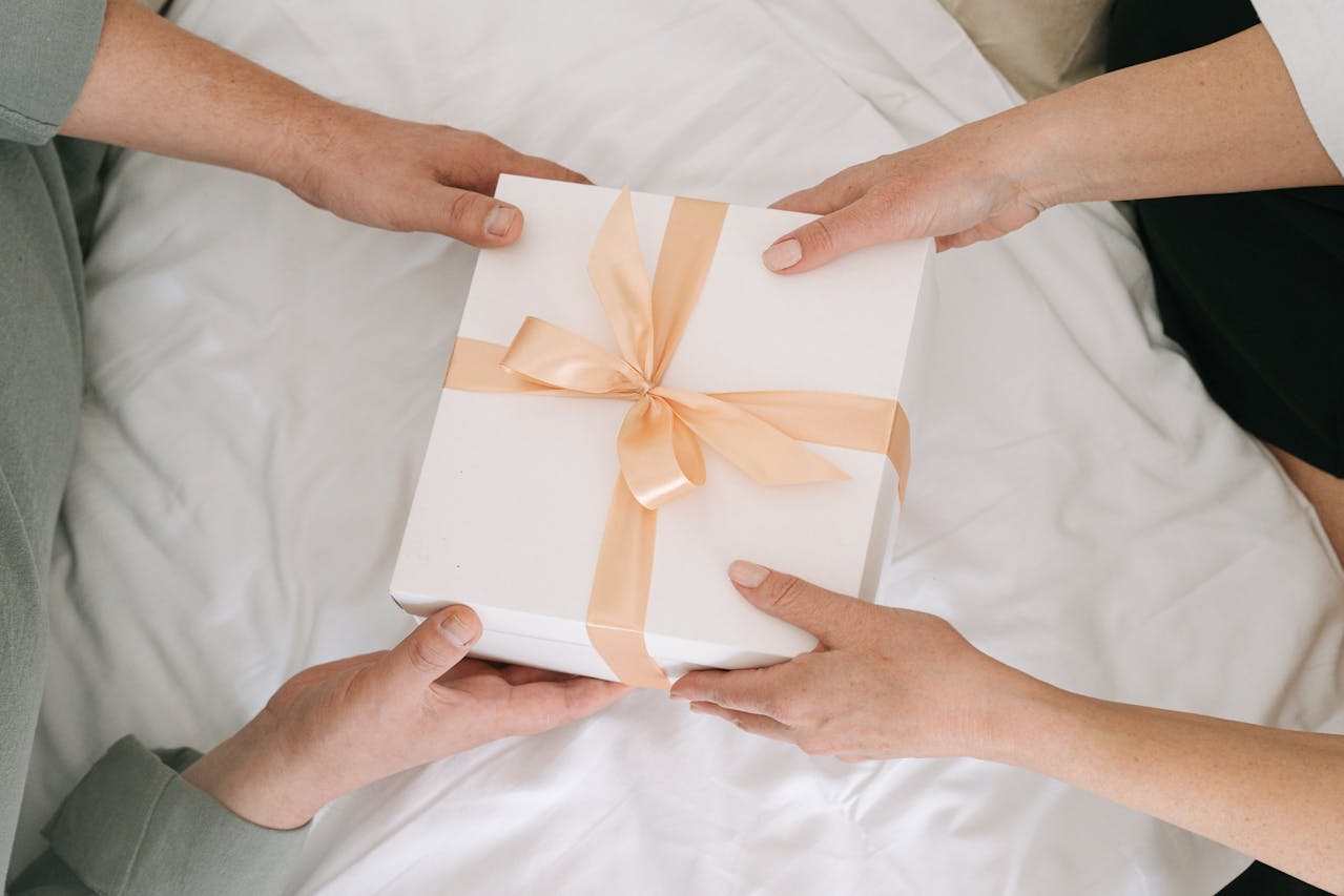 7 Reward-Giving Habits That Reveal Who Actually Holds the Energy in a Relationship